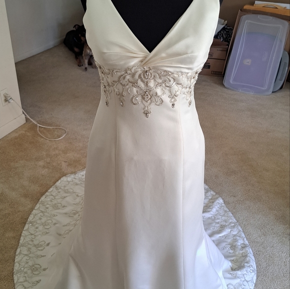 Bridal Gown NWOT Embroidered n Beaded w/Train - Picture 6 of 10